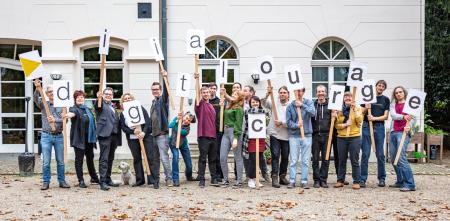 Das Team von Digitalcourage mit Buchstaben-Schildern in der Hand, die das Wort "Digitalcourage" abbilden.