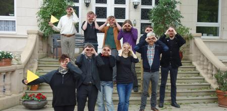 Unser Team von Digitalcourage, aufgestellt wie unser Digitalcourage-Logo