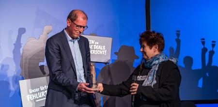 Rena Tangens überreicht dem Preisträger Ingo Behrens einen BigBrotherAward.