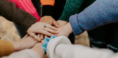 Viele Hände aufeinander gelegt.