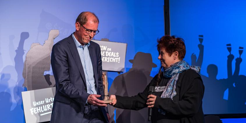 Rena Tangens überreicht dem Preisträger Ingo Behrens einen BigBrotherAward.