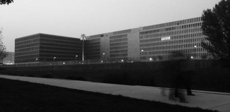 Schwarz-weiß Aufnahme eines riesigen Gebäudekomplexes.