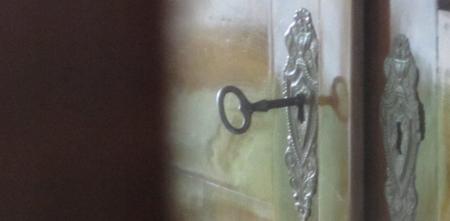 Ein alter Schlüssel in einem Schlüsselloch einer alten Tür.
