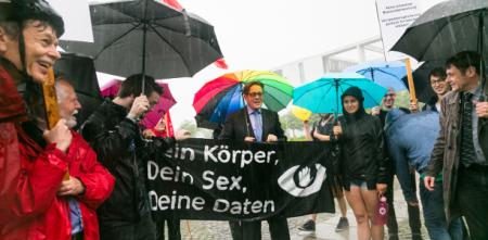 Protestierende gegen Vorratsdantespeicherung trotzen dem Regen.