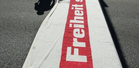 Ein riesiger „Freiheit statt Angst“-Banner auf einer Straße.