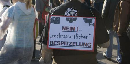 Ein Demoschild mit dem Text: „Nein zur rechtsstaatlichen Bespitzelung“.