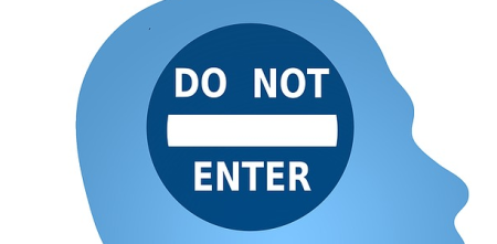 Grafik: Silhouette eines Kopfes. Darin ein blaues Schild mit der Aufschrift "Do not enter".
