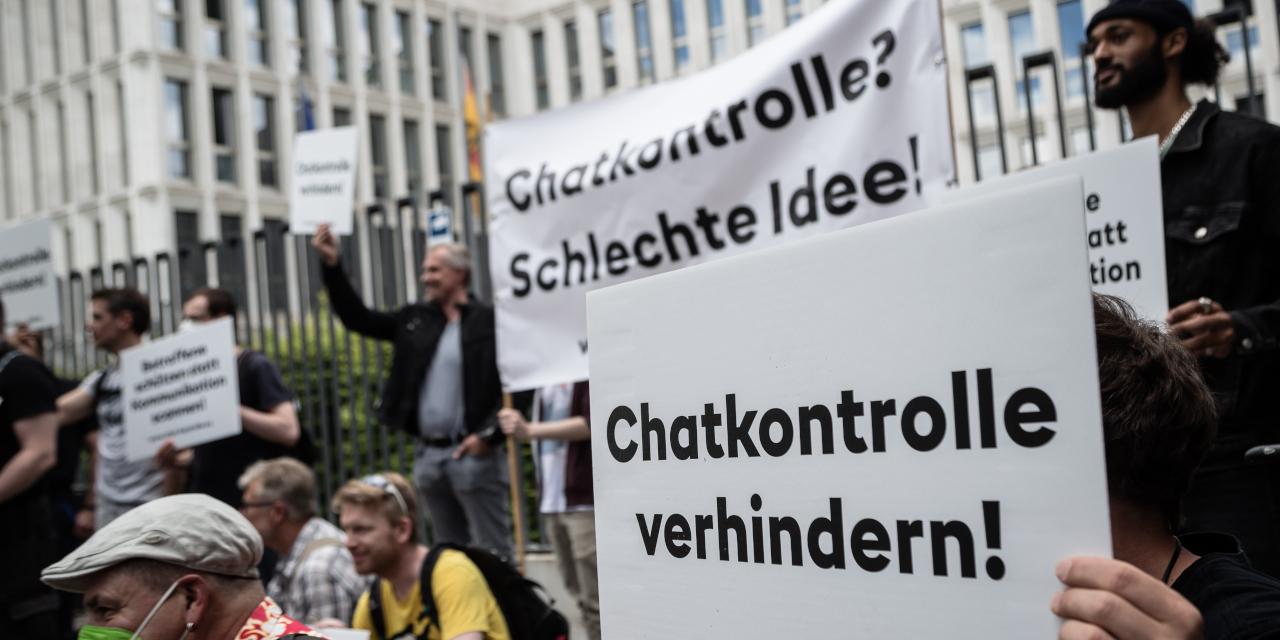 Mehrere Personen protestieren vor dem Bundesinnenministerium. Auf einem Banner steht "Chatkontrolle? - Schlechte Idee!", auf einem Schild steht "Chatkontrolle verhindern!".