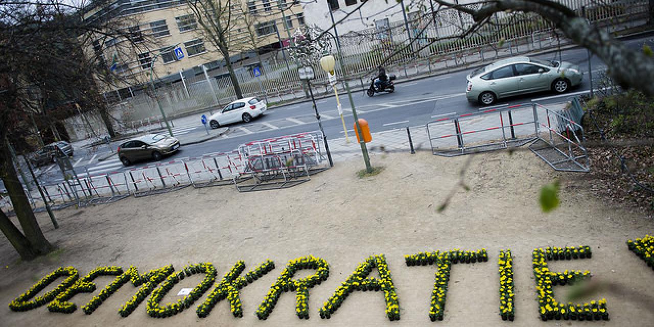 Vor der türkischen Botschaft ist das Wort „Demokratie“ aus gelben Blumen geformt.
